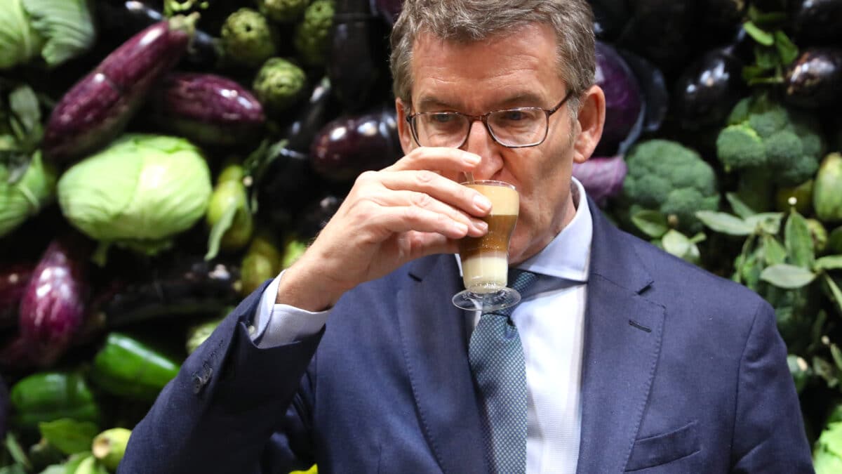 El líder del Partido Popular, Alberto Núñez Feijóo, toma café en la XXI Edición del Congreso Internacional de Gastronomía Madrid Fusión, en IFEMA Madrid