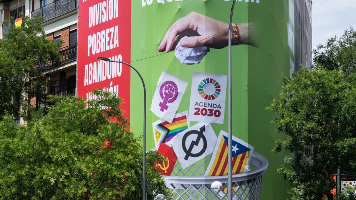 La lona instalada por Vox en Madrid contra el feminismo, el movimiento LGTBIQ+, okupas, independentistas, comunistas y la Agenda 2030