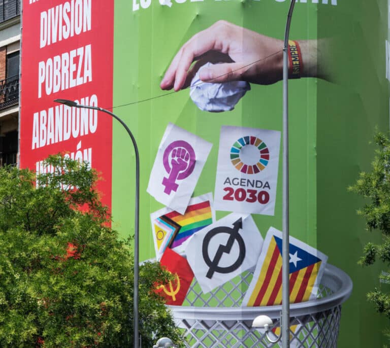 Retiran la polémica lona de Vox contra símbolos feministas, LGTB y otros colectivos tras la petición de la Junta Electoral