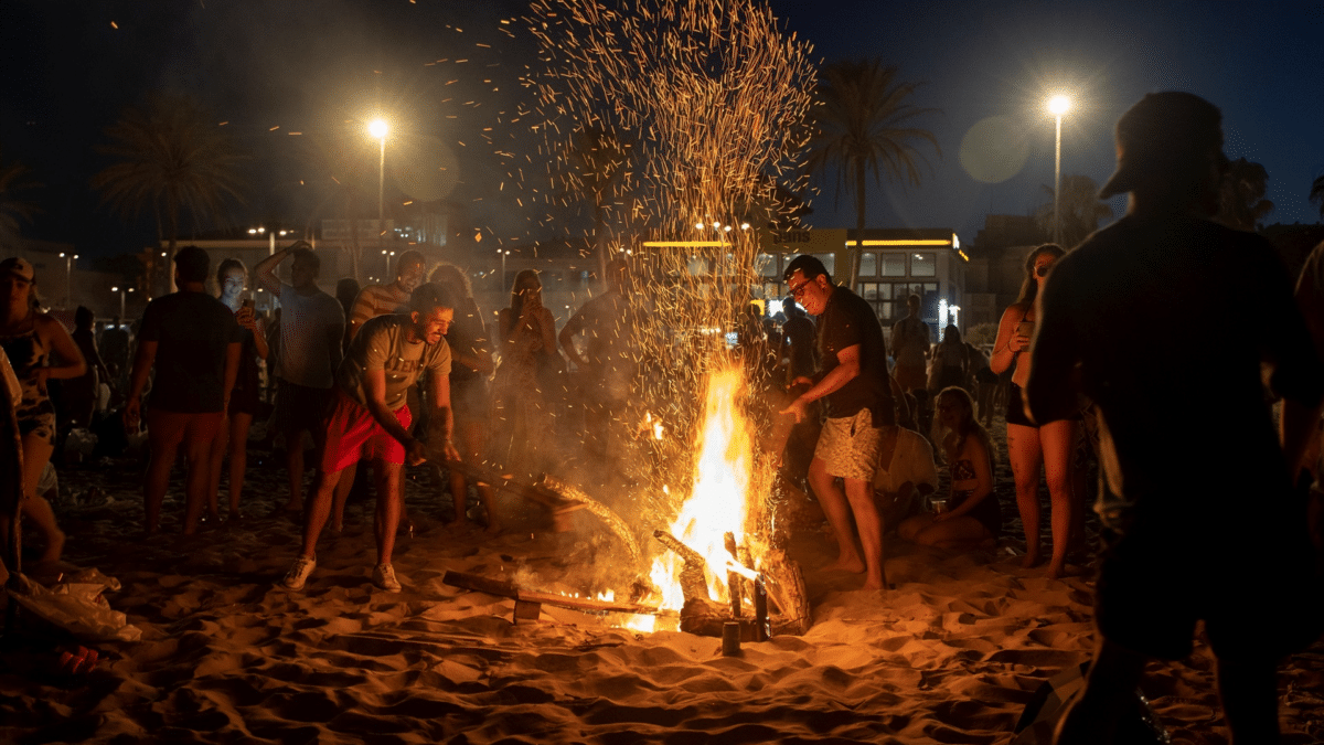 Rituales de San Juan celebrados en la noche con una hoguera
