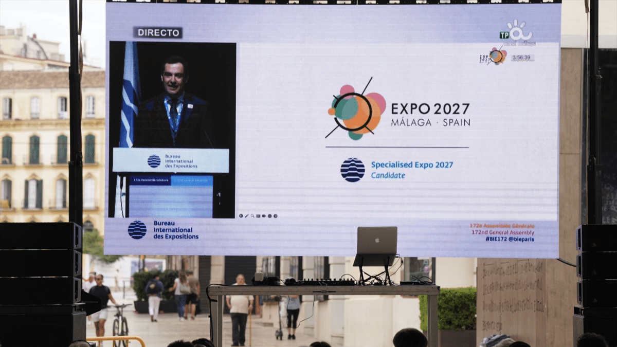 Acto de la retransmisión en directo de la Asamblea del BIE en Málaga, que decide trasladar la Expo 2027 a Belgrado con 81 votos a favor.