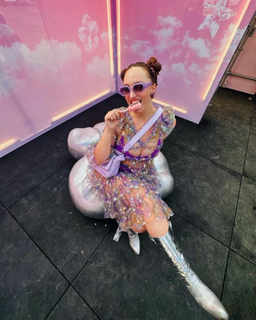 La influencer asturiana Marta Camín, con un vestido transparente y botas plateadas en el Primavera de Madrid