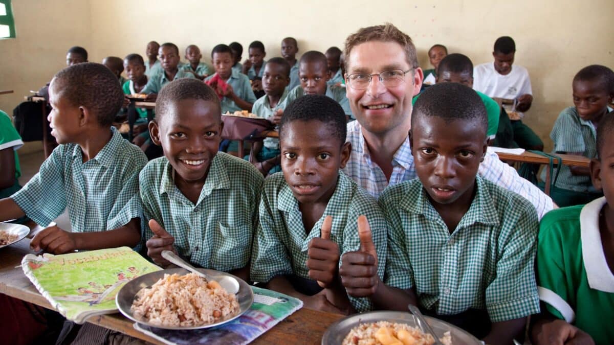 El escritor británico y fundador de Mary's Meals, Magnus MacFarlane-Barrow, durante un proyecto en Haití.