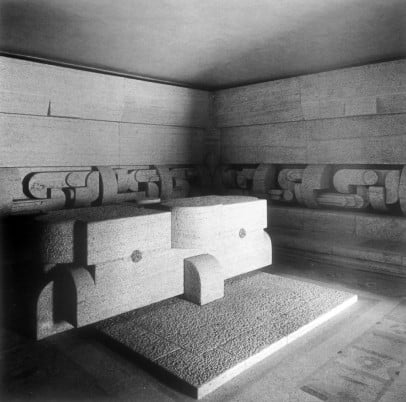 En el interior de la cripta de Berlusconi está el sarcófago de mármol y la única decoración son los elementos de las paredes, que evocan a diferentes comidas y frutas para que el difunto tenga sustento en la vida eterna