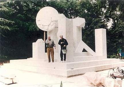 Berlusconi con Cascella en el monumento