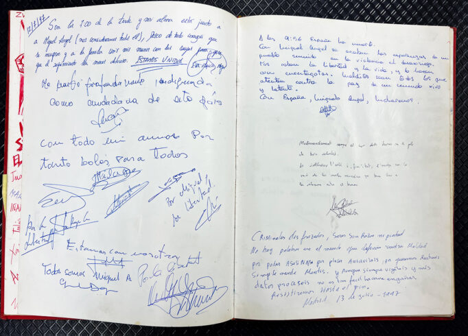 Libro de firmas de condolencias tras el asesinato de Miguel Ángel Blanco.