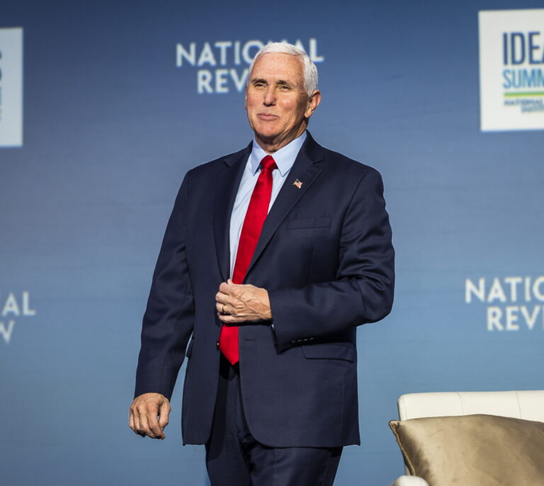 El exvicepresidente Mike Pence hace oficial su candidatura para competir con Trump y DeSantis