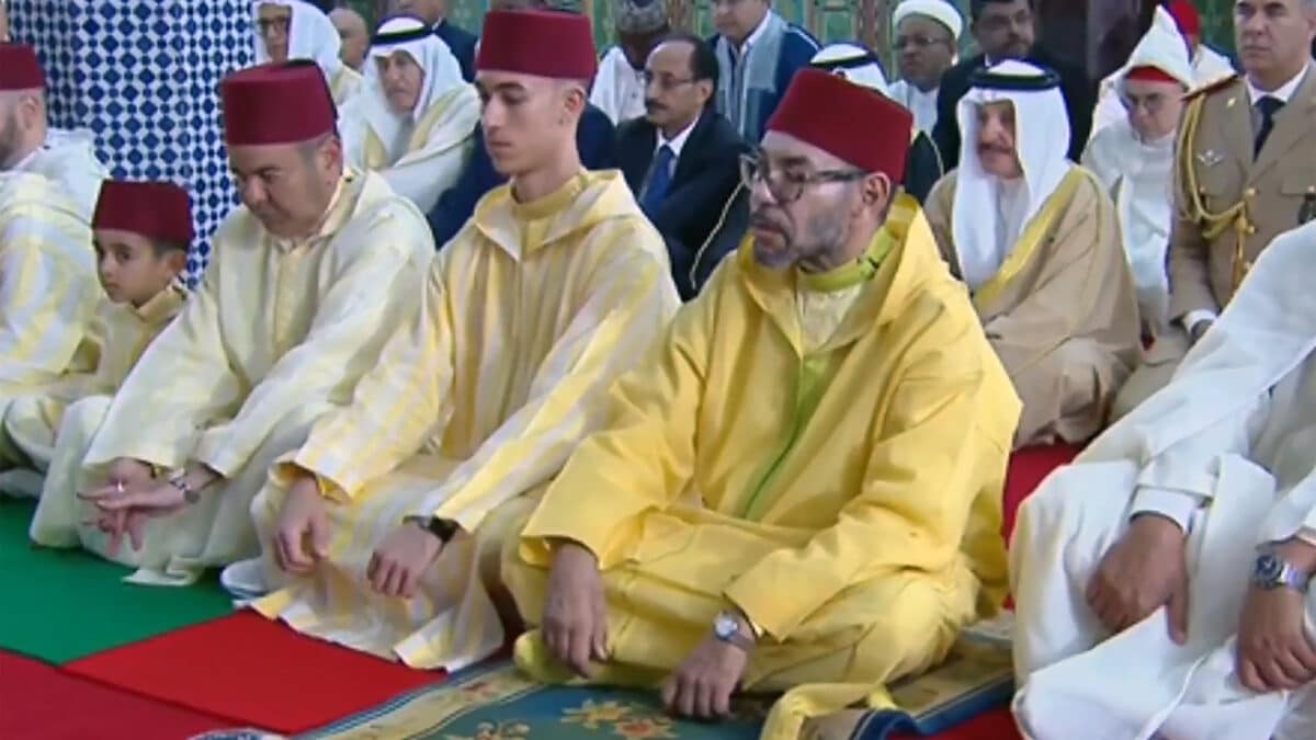 Mohamed VI, con túnica amarilla, asiste a la oración de la fiesta del sacrificio en Tetuán.