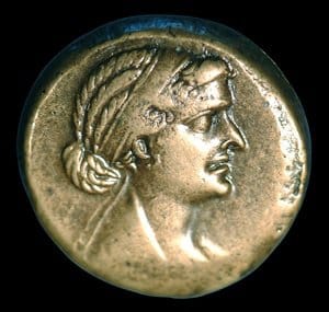 Detalle de la moneda de Cleopatra encontrada en Taposiris