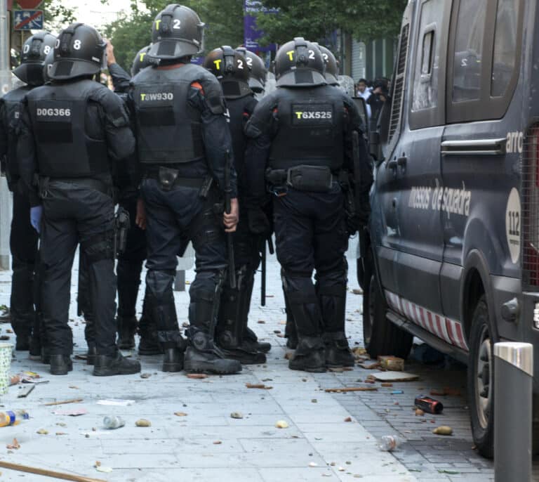 Cinco mossos heridos, un detenido y un huido en un enfrentamiento en una rave en Lleida