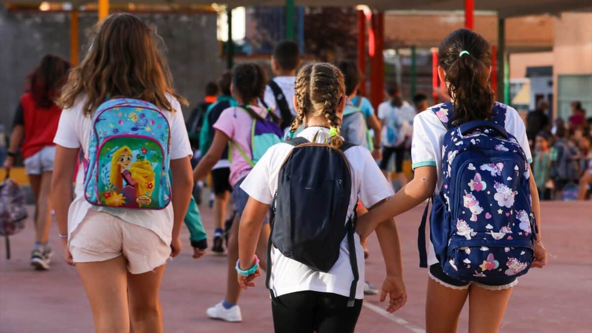 Tres niñas a su llegada a un colegio en Madrid.