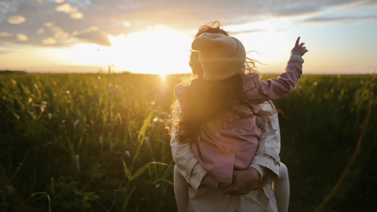 Una madre con su hija, que a partir del miércoles 28 de junio de 2023 podrán disfrutar de un nuevo permiso parental de 8 semanas además de otras medidas de conciliación familiar.