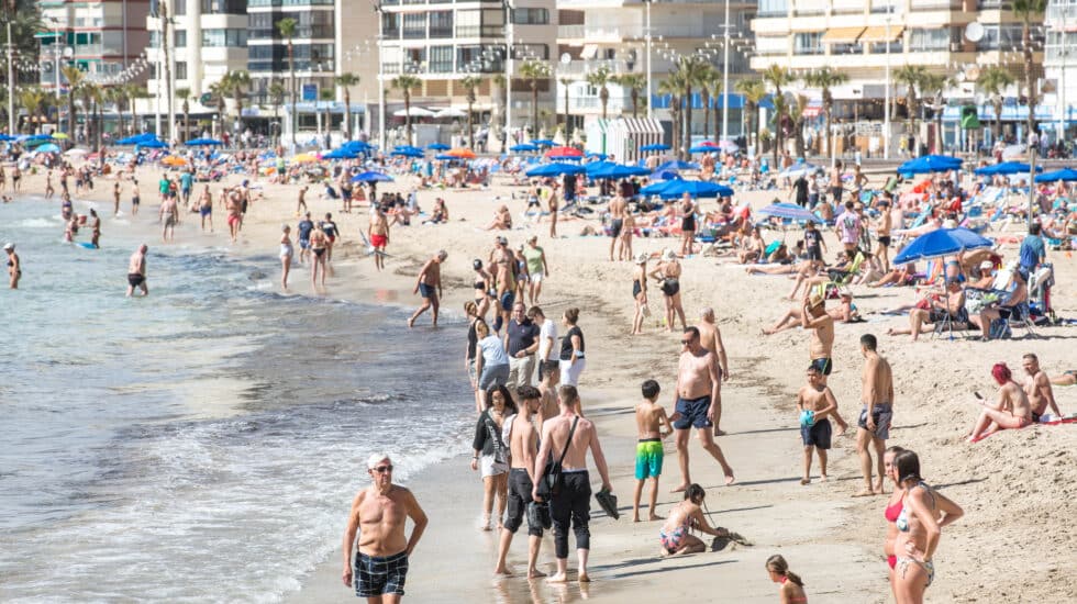 ¿Las vacaciones de los españoles o las exigencias de la UE? El dilema de Sánchez con la rebaja de las gasolinas