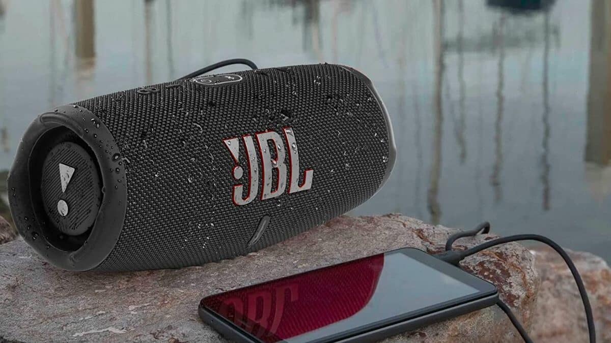Este altavoz inalámbrico JBL lo está petando en Amazon y ahora tiene 70 euros de descuento
