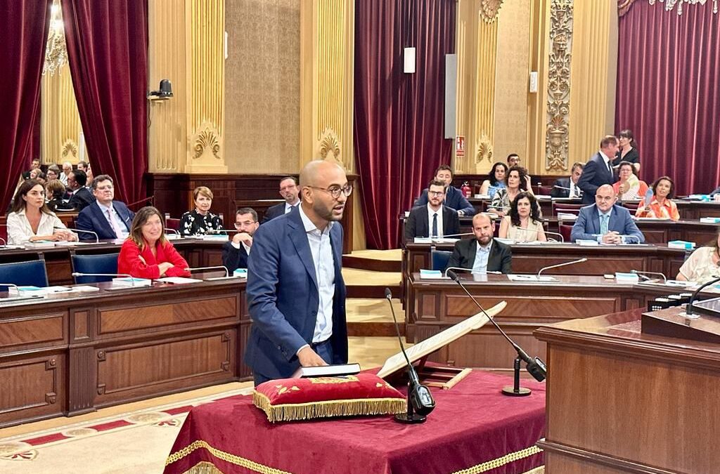 Omar Lamin Abeid promete como diputado del PSOE balear.