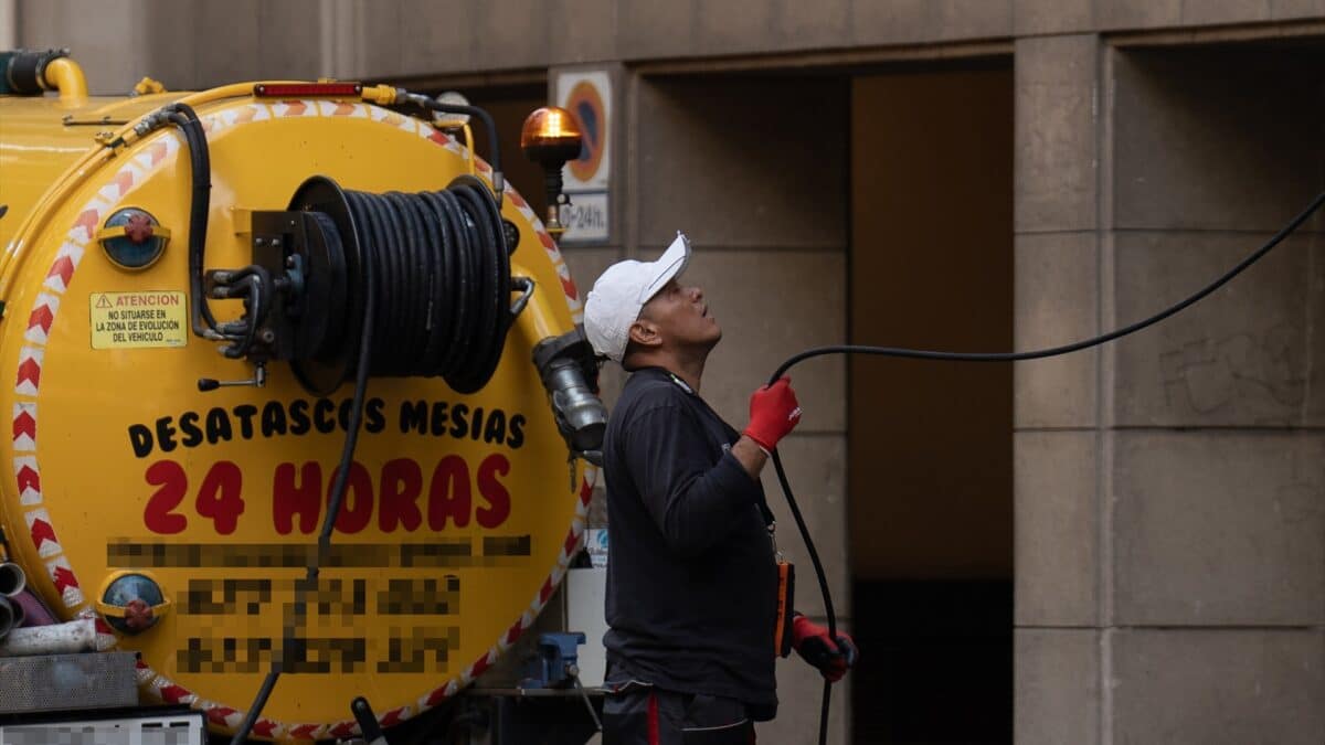 Un operario trabaja con su camión en Barcelona.