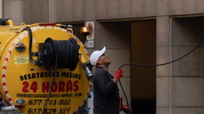 An operator works with his truck in Barcelona.