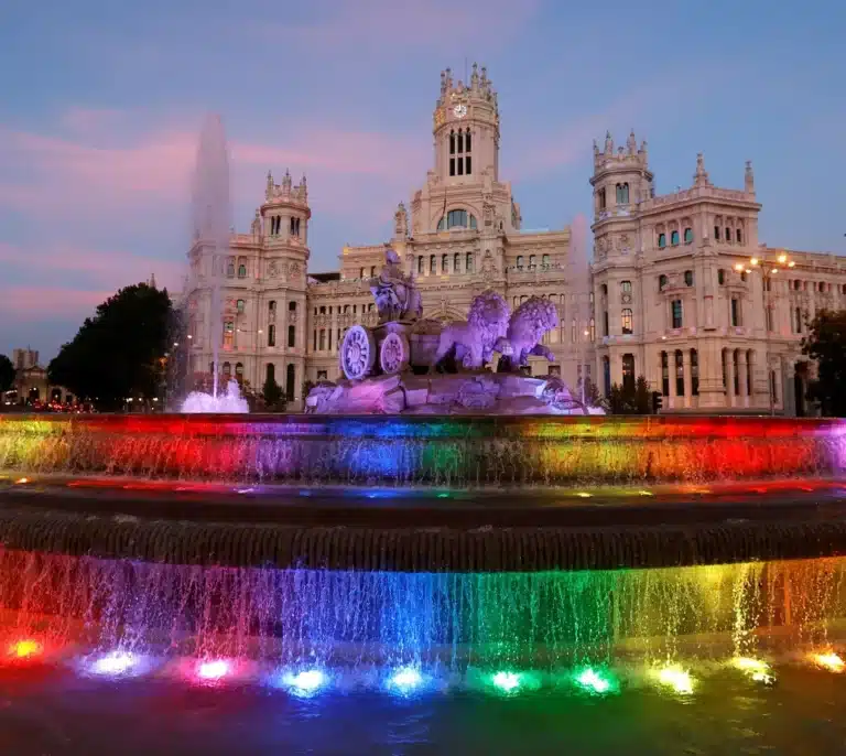 Así celebra el PP el Orgullo en plena negociación con Vox: Arcoiris en Génova y manifiesto