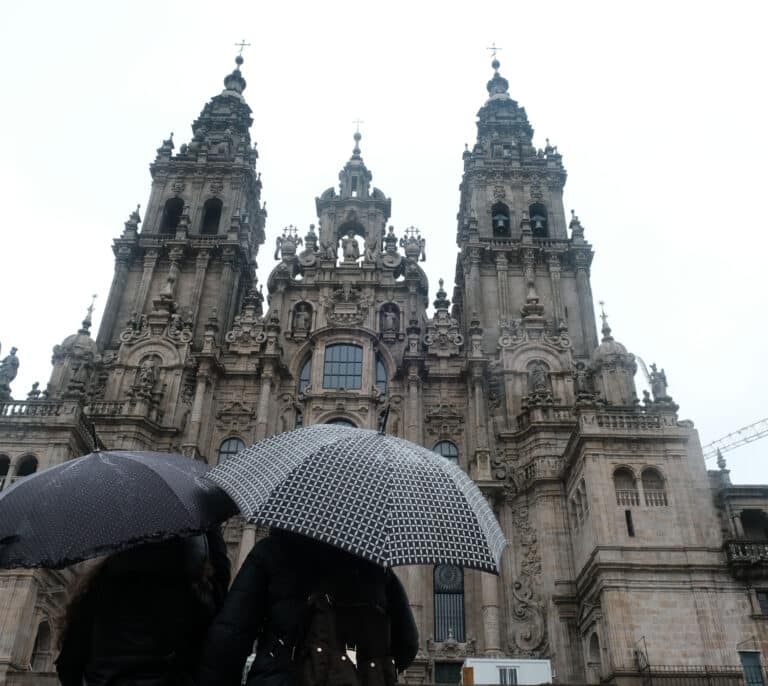 La catedral de Santiago recupera tres años después el abrazo al Apóstol, suspendido por la pandemia