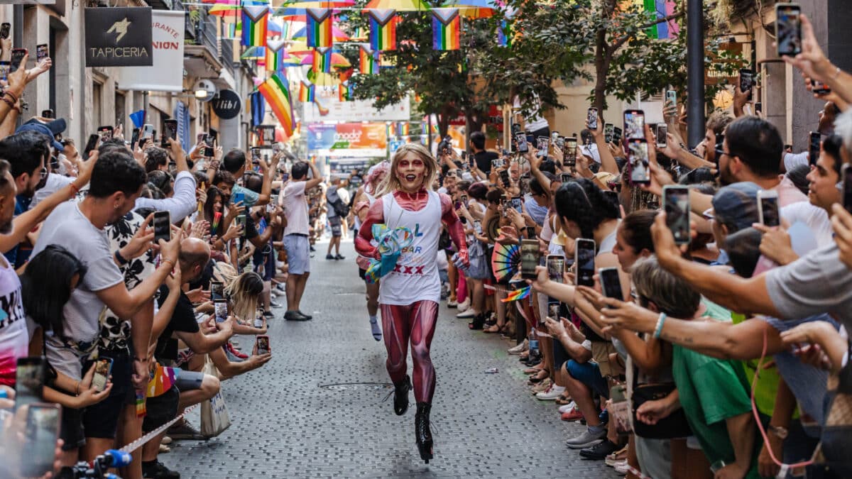 Participantes en la carrera de tacones, durante las fiestas del MADO 2023