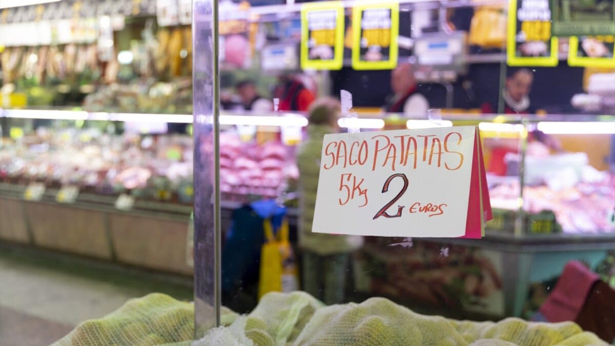 Un saco de patatas en un puesto de un mercado de Madrid.