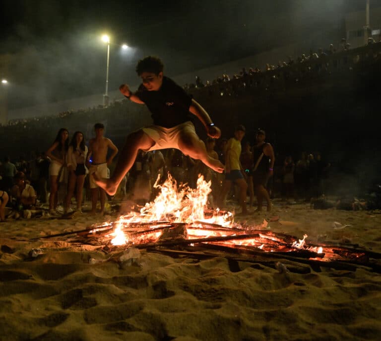 Muere un hombre al caer en la hoguera de San Juan en Lleida