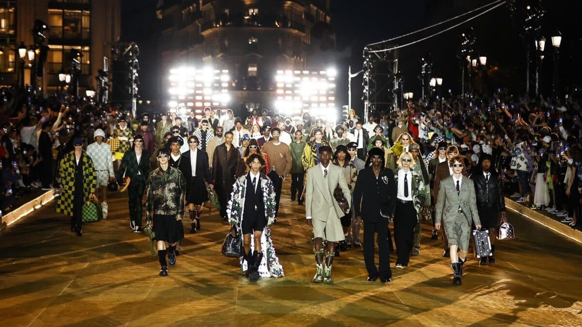 Pharrell makes Louis Vuitton debut on Paris' Pont Neuf - EFE Noticias