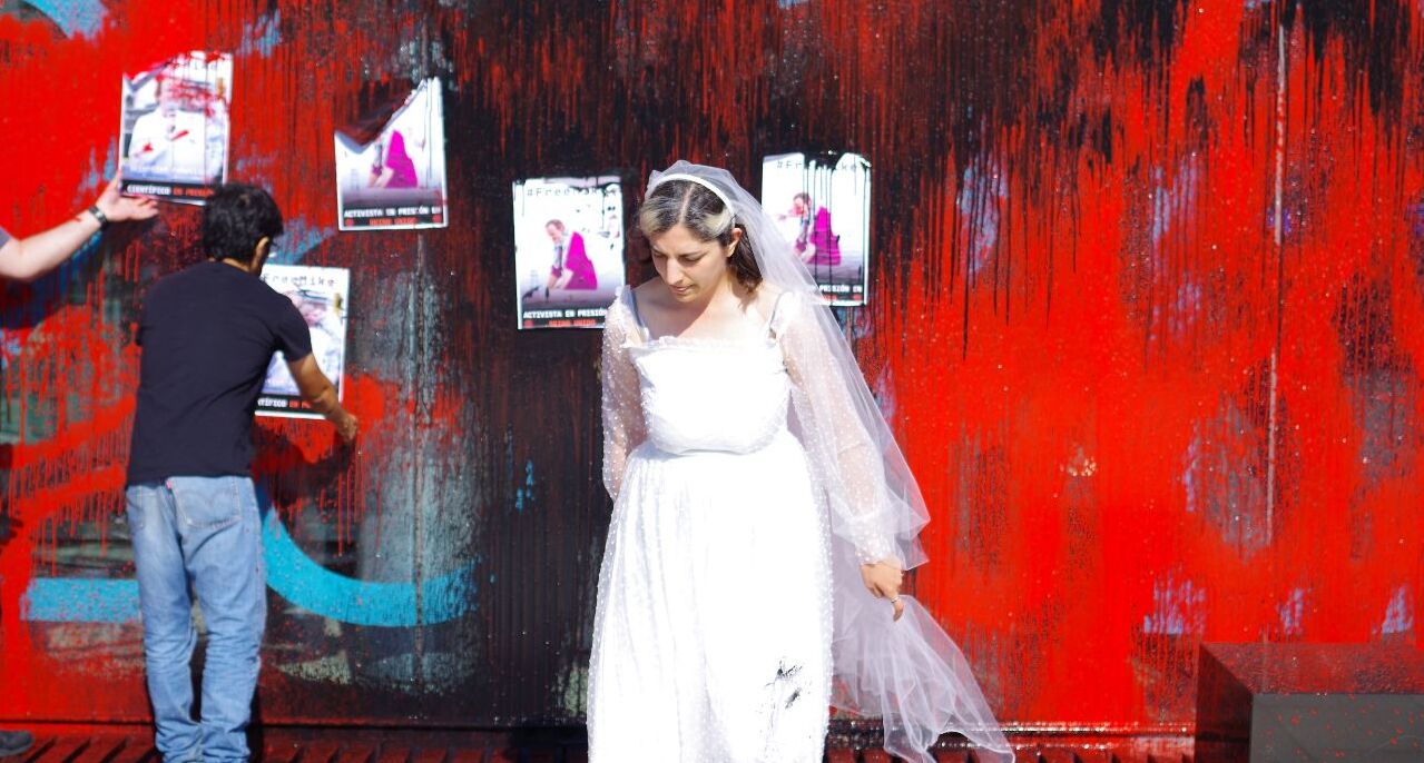 La novia de Futuro Vegetal que tiñó de rojo la embajada británica para pedir que liberen a su prometido