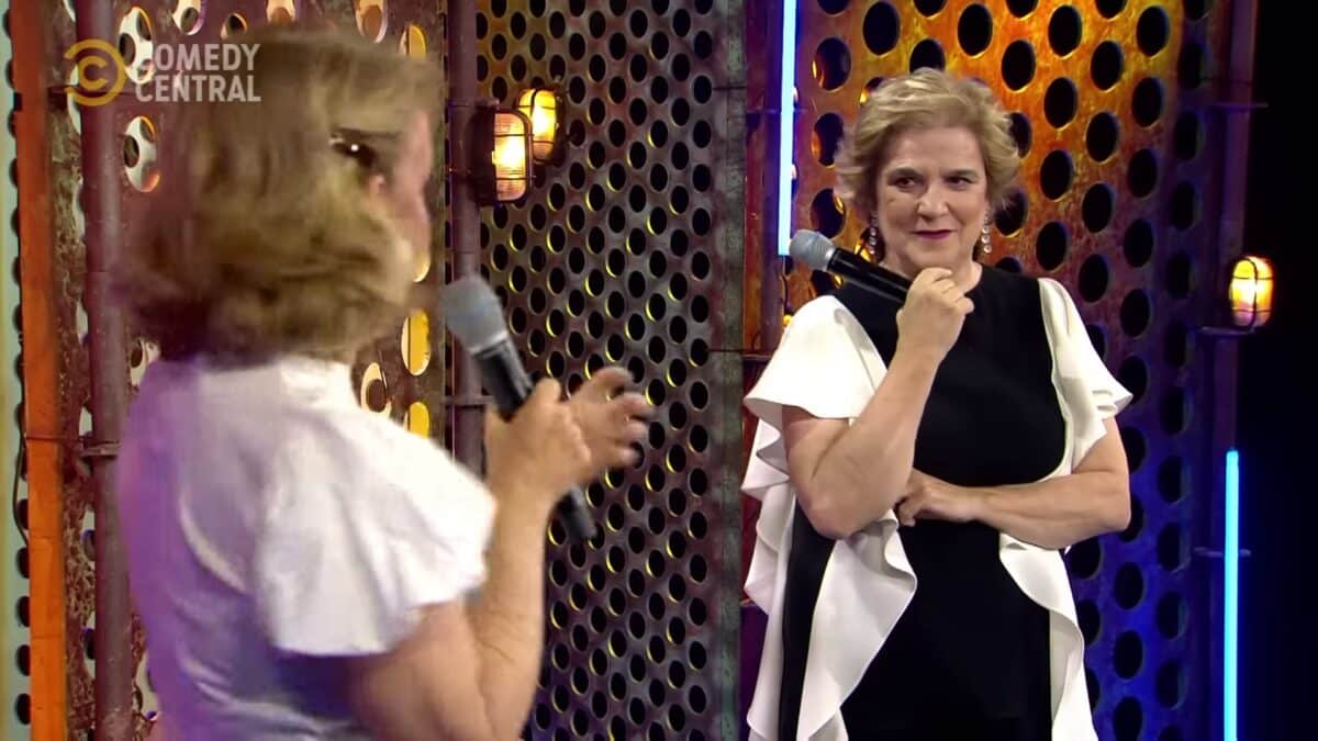 Pilar Rahola observa cómo Esperanza Aguirre se desahoga en Roast Battle