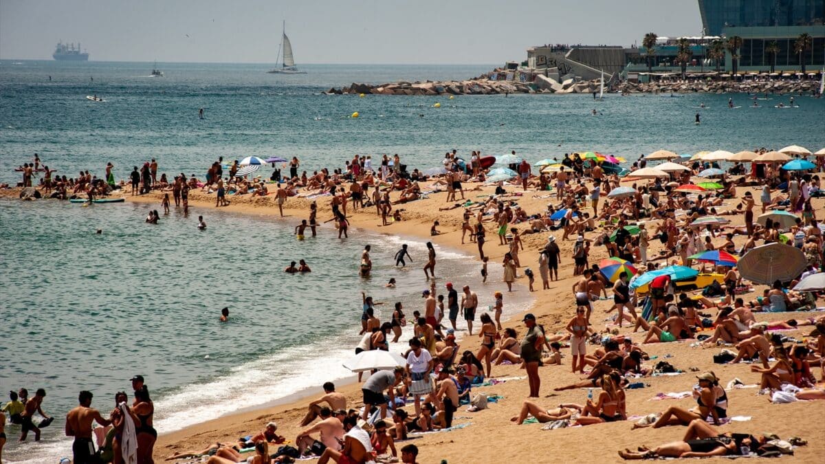 La playa de la Barceloneta, en Barcelona, abarrotada este mes de junio.