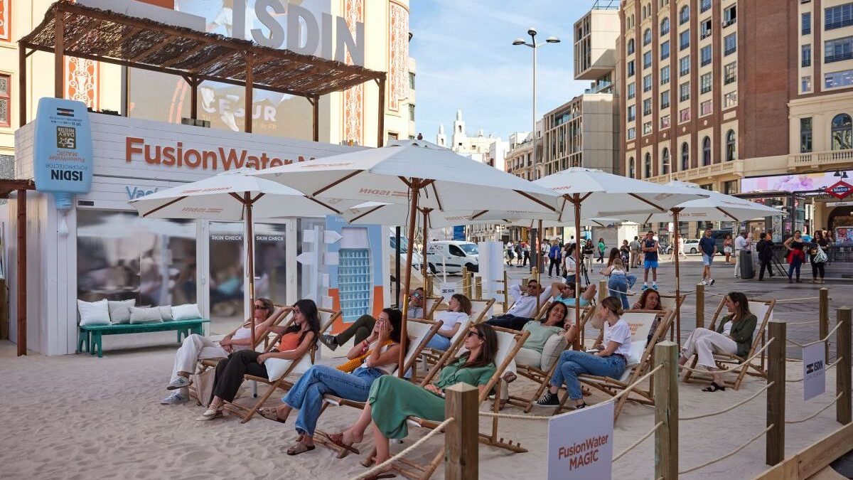 ISDIN enseña este fin de semana a protegerse del sol en su playa del centro de Madrid