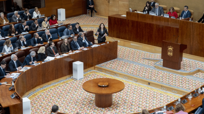 La presidenta de la Comunidad de Madrid, Isabel Díaz Ayuso en una de las sesiones de investidura cuando se constituye el gobierno autonómico en 2023