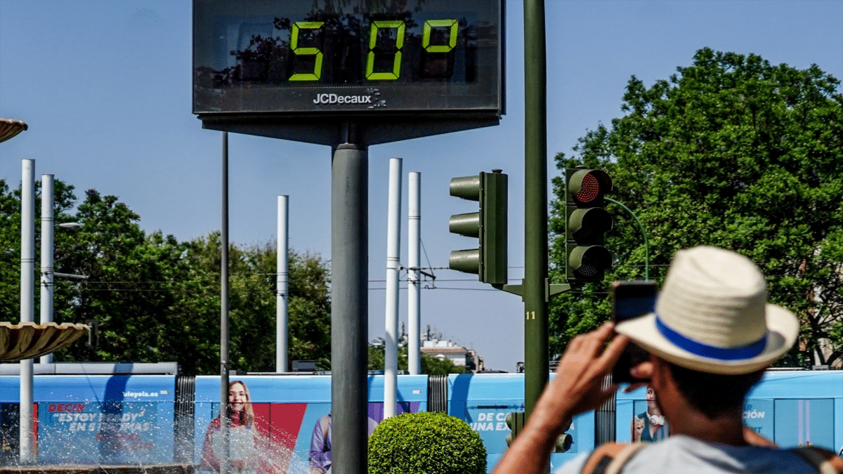 Un termómetro que marca 50 grados en plena ola de calor, que en los casos más graves puede causar muertes