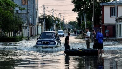 La inundación por la rotura de la presa del Dniéper frustra el avance de Ucrania en el sur