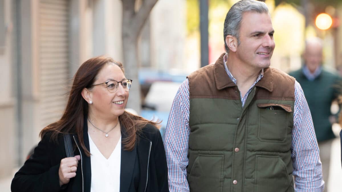 La presidenta de Vox en Castellón, Llanos Massó, el vicepresidente de Vox, Javier Ortega