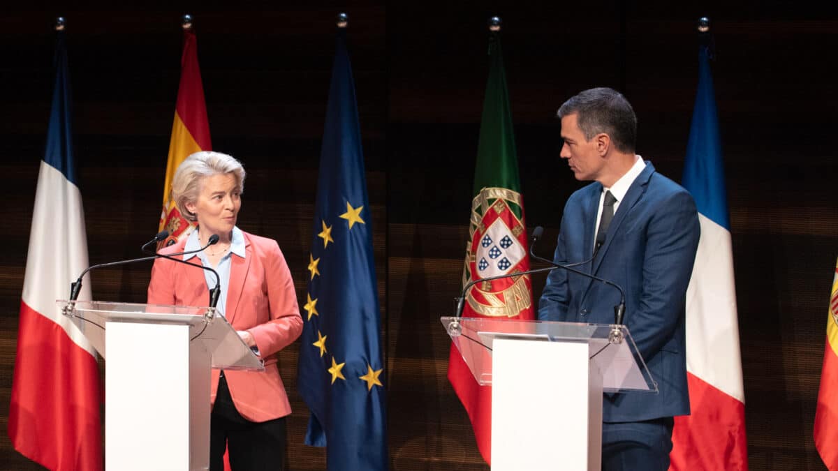 (I-D) El presidente de Francia, Emmanuel Macron; la presidenta de la Comisión Europea, Ursula Von Der Leyen; el presidente del Gobierno de España, Pedro Sánchez