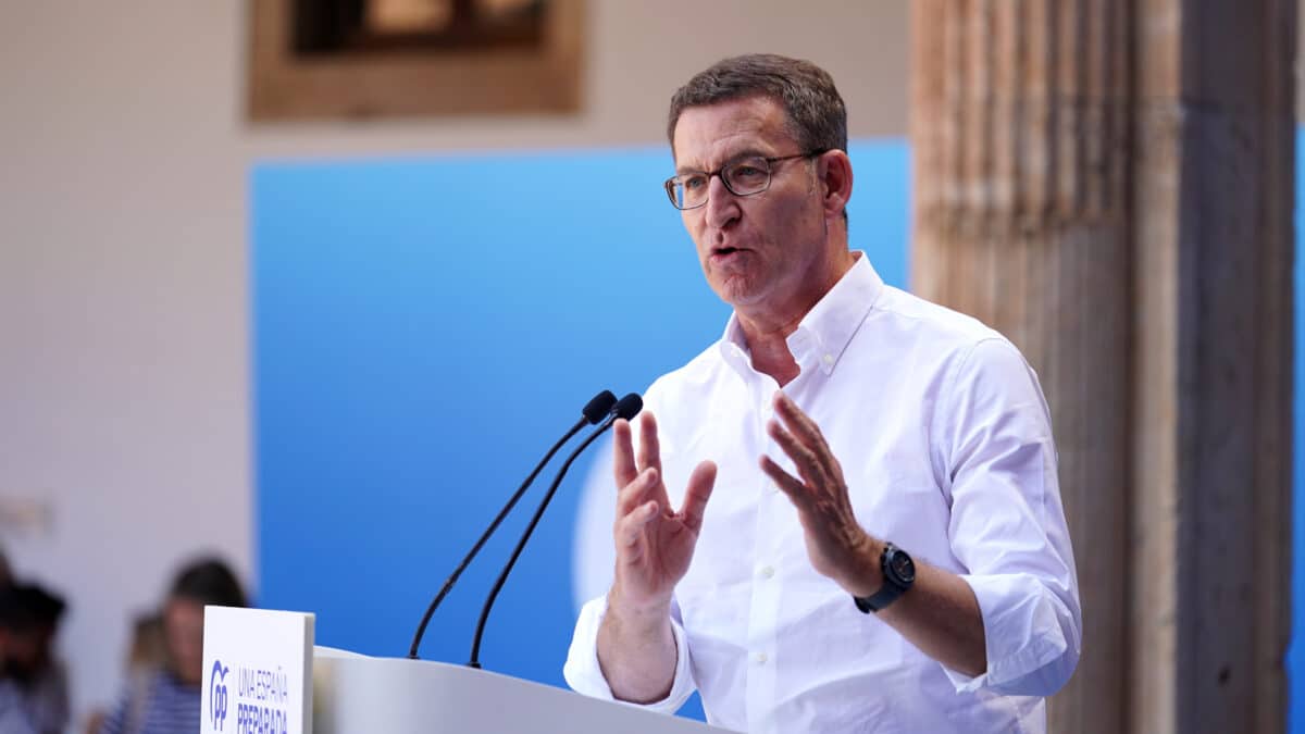 El presidente del Partido Popular, Alberto Núñez Feijóo, interviene en un acto con militantes del PP, en el colegio Arzobispo Fonseca