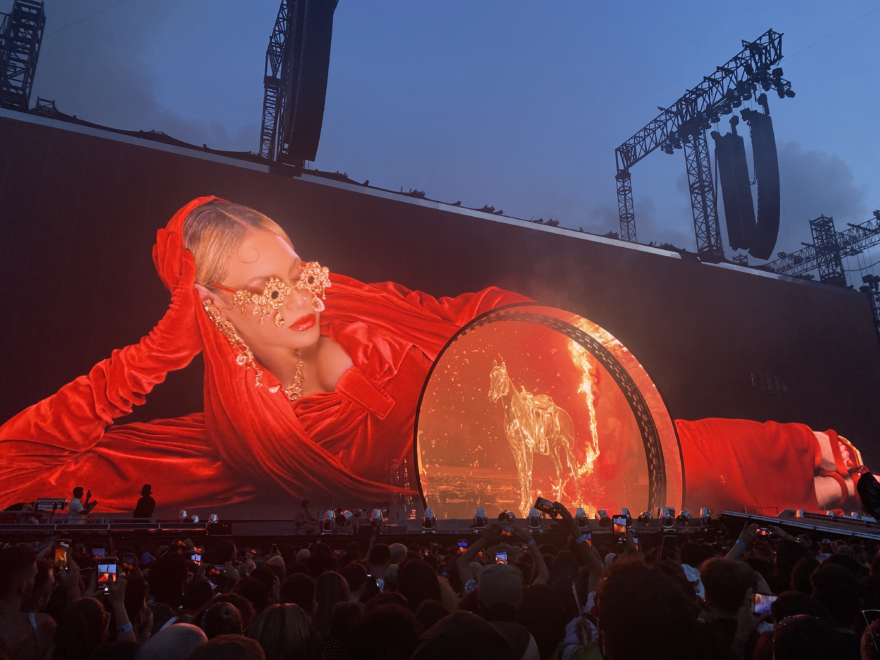 Proyección en rojo de los visuales del concierto de Beyoncé en Barcerlona del Renaissance World Tour