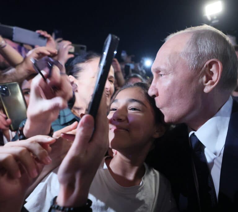 Putin se da un excepcional baño de masas con selfis y besos en Daguestán