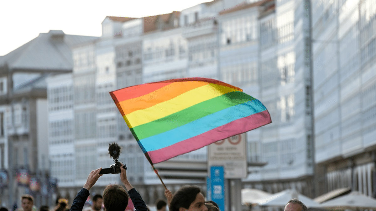 Una bandera del colectivo LGTBI+, que desató la polémica tras su retirada de algunos edificios institucionales