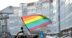 Acusan a Ayuso de atentar contra los derechos humanos por modificar las leyes Trans y LGTBI