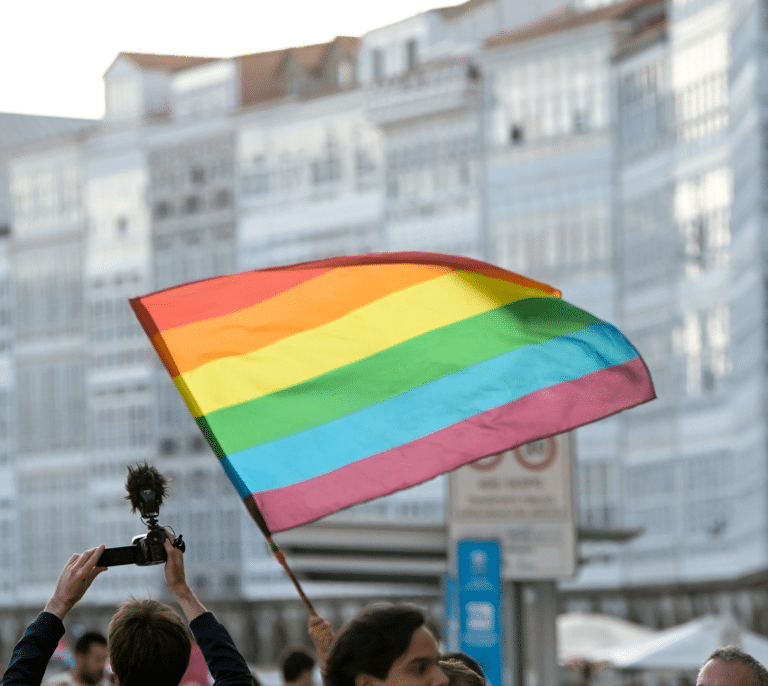 Acusan a Ayuso de atentar contra los derechos humanos por modificar las leyes Trans y LGTBI