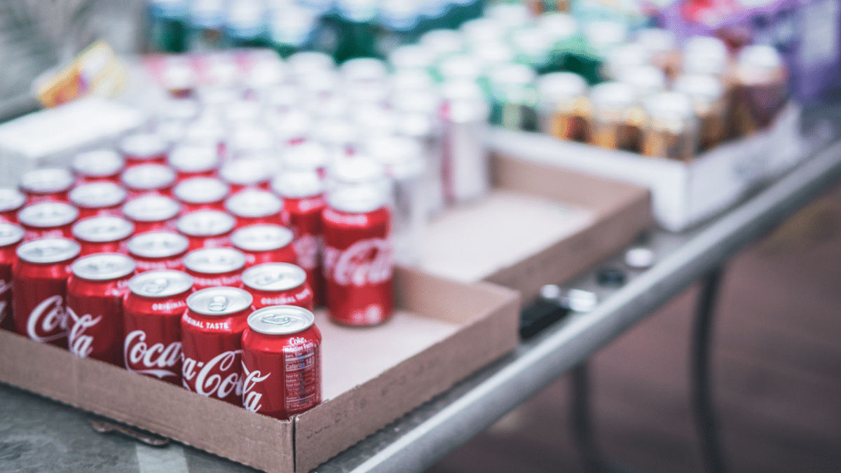 Una caja de latas de Coca-Cola, uno de los productos que contienen aspartamo, el endulzante posiblemente cancerígeno