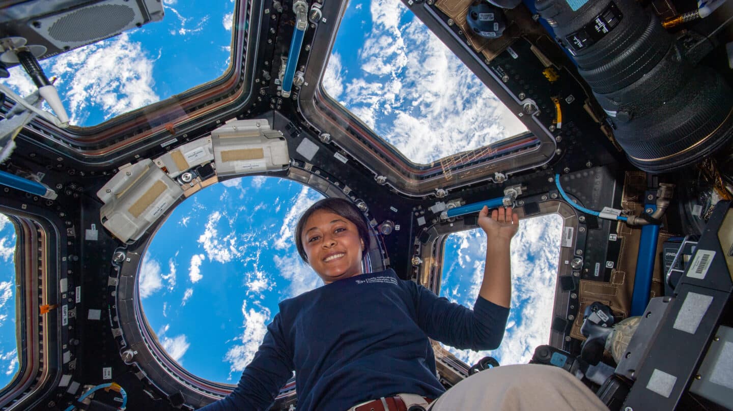 Rayyanah Barnawi durante la misión a la Estación Espacial Internacional.