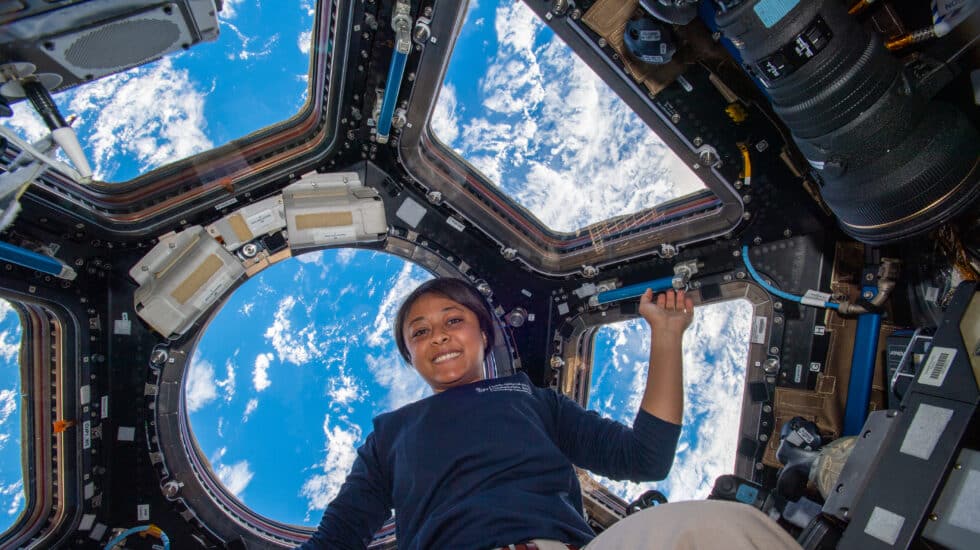 Rayyanah Barnawi durante la misión a la Estación Espacial Internacional.