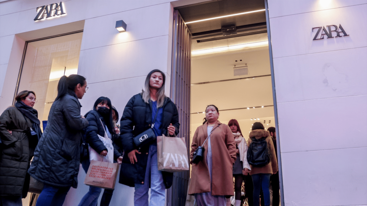 Varias personas en la entrada de una tienda de Zara, que tiene previsto comenzar sus rebajas de verano 2023 el próximo jueves 22 de junio en la App y la tienda online y el viernes 23 de junio en sus tiendas físicas.