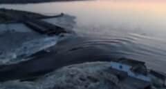 Zelenski acusa a Rusia de volar una presa en el Dniéper que amenaza con inundar decenas de pueblos en Jersón