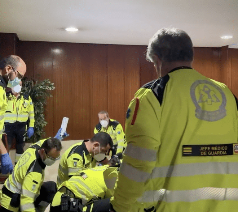 Vecinos salvan a un hombre de 69 años en parada cardiorrespiratoria con las instrucciones por teléfono del Samur