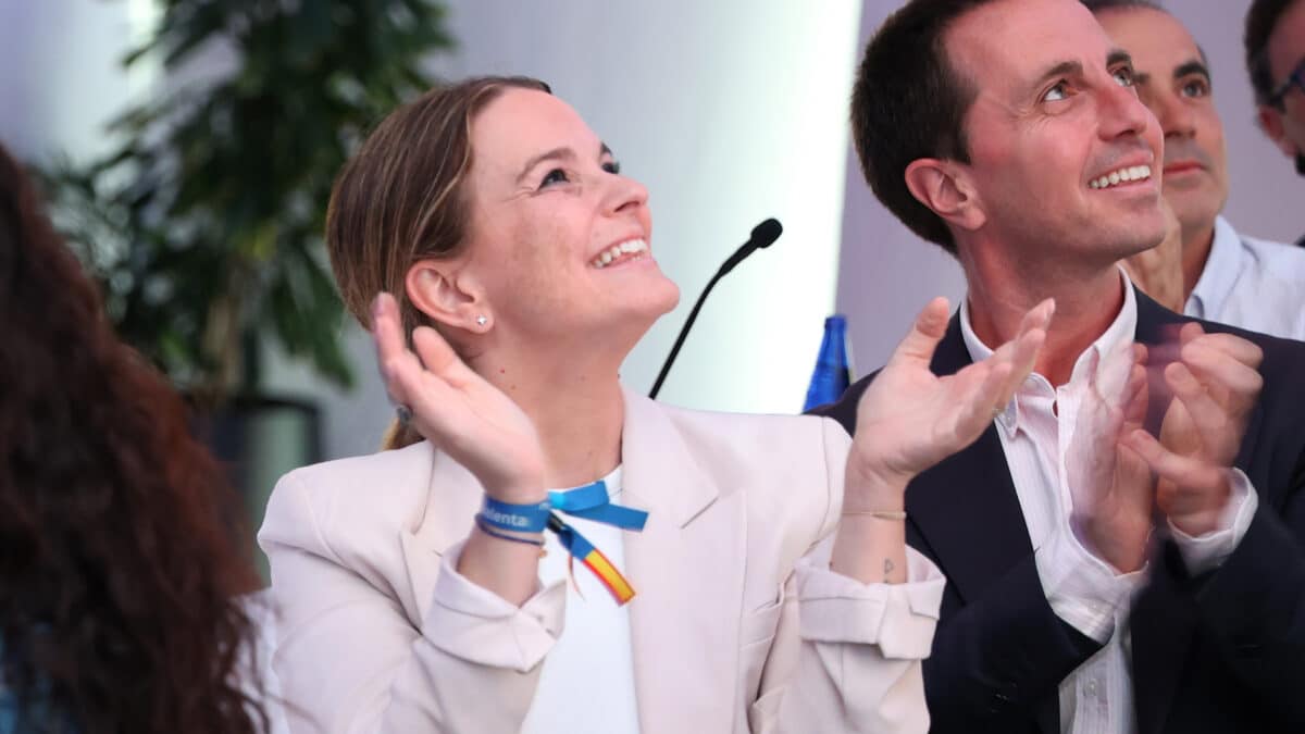 (I-D) La secretaria general del PP de Baleares, Sandra Fernández, la presidenta del Partido Popular de las Islas Baleares, Marga Prohens, y el presidente del PP de Mallorca, Llorenç Galmés