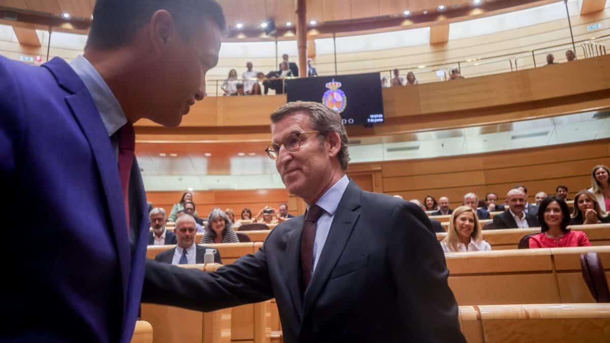 Sánchez y Feijóo se saludan en el Senado.